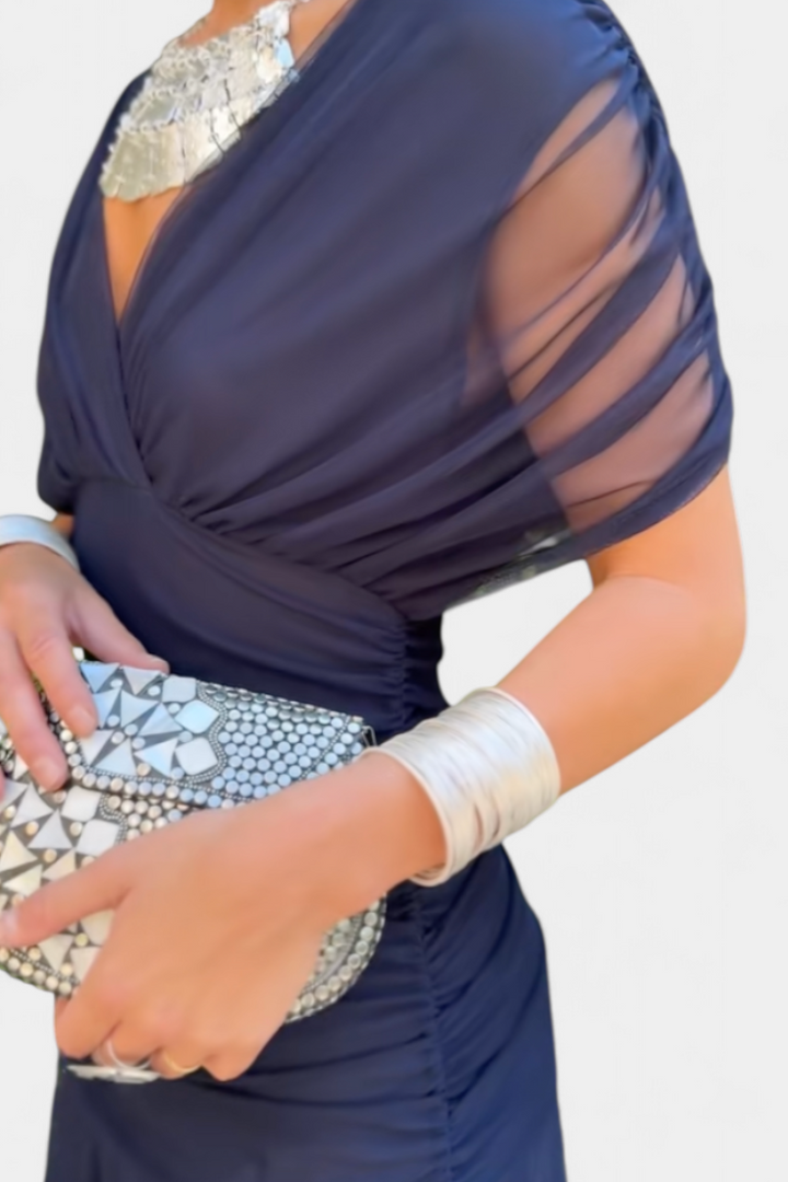Tenue chic femme : robe longue fleurie, col V, fluide, pour un look d'été raffiné. Robe maxi.