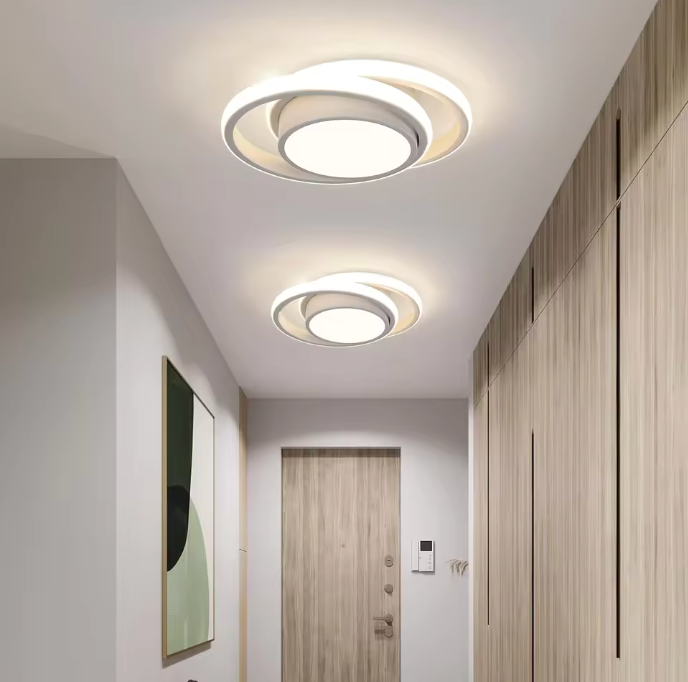 Plafonnier design LED, anneaux lumineux pour un éclairage d'intérieur moderne et chaleureux.