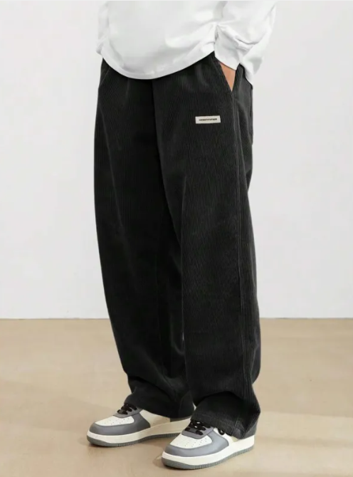 Vue latérale du pantalon homme large gris, coupe droite. Confort décontracté, style moderne avec taille à cordon de serrage.