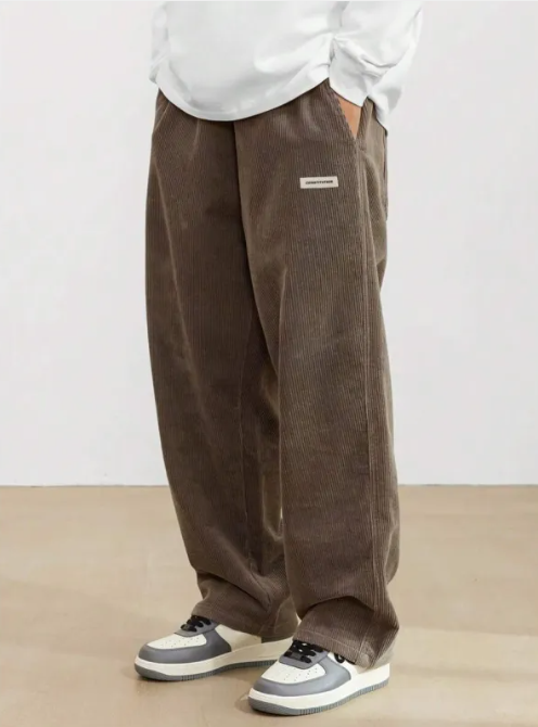 Pantalon homme large bleu marine, confortable et décontracté, avec cordon de serrage. Parfait pour la mode masculine moderne.