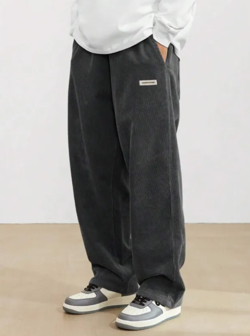 Pantalon homme large beige, coupe droite moderne. Cordon de serrage pour un ajustement parfait et un confort décontracté.