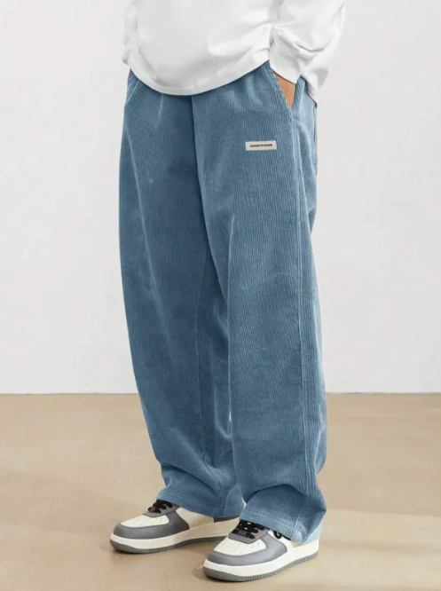 Détail du cordon de serrage et de la taille élastiquée sur un pantalon homme large, alliant confort et style moderne.