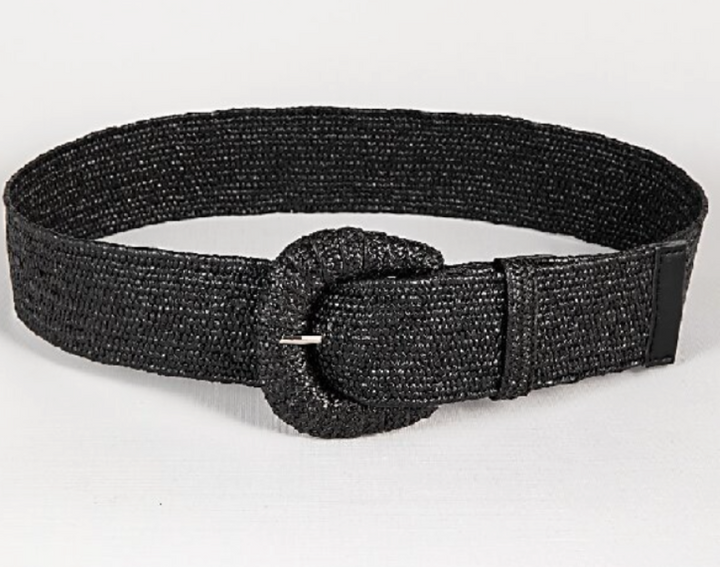 Ceinture tressée d'été pour femmes, style rétro élégant. Accessoire mode féminine, idéal pour un look chic.