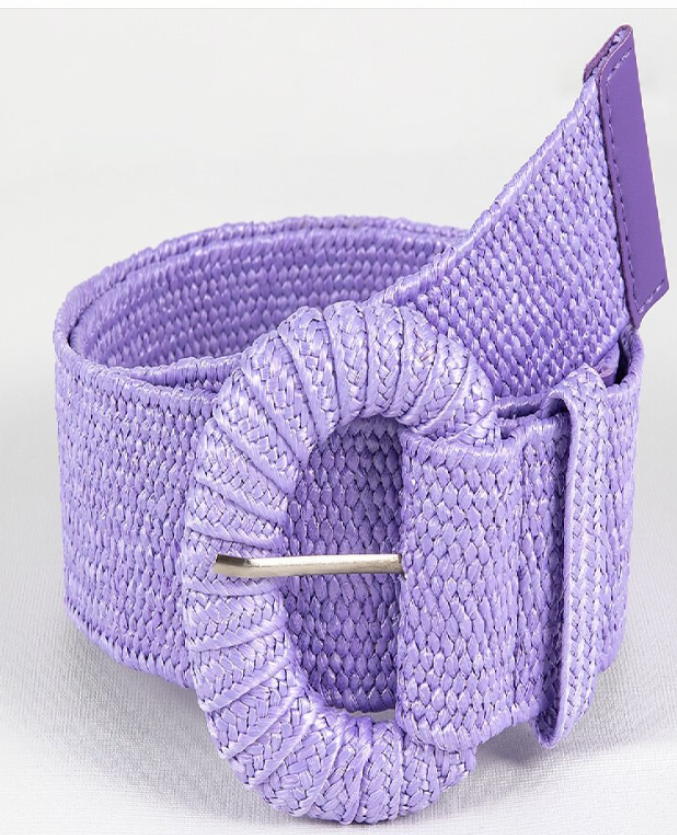 Ceinture large tressée pour femmes, style bohème d'été. Accessoire rétro chic pour tenue décontractée.