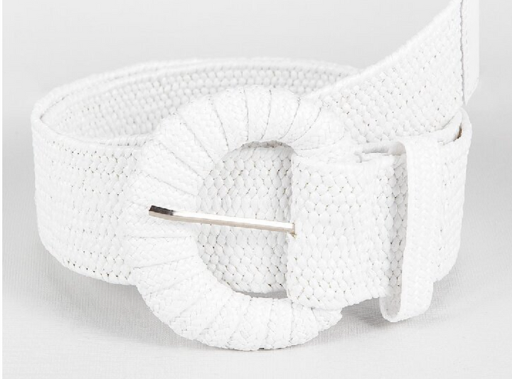 Accessoire mode féminine: ceinture rétro tressée, élégante pour femmes. Parfaite pour l'été, look chic.