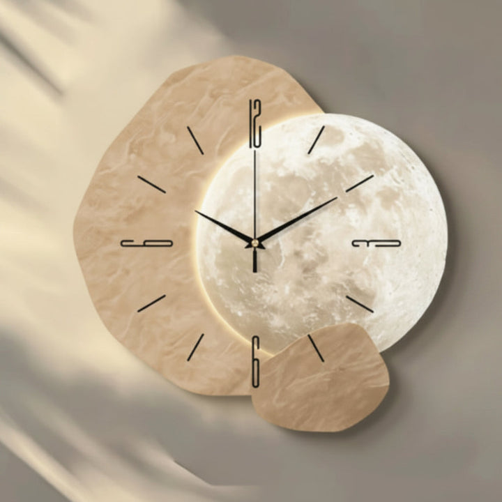 Horloge murale design moderne en bois avec des chiffres et aiguilles dorés, parfaite pour un salon élégant.