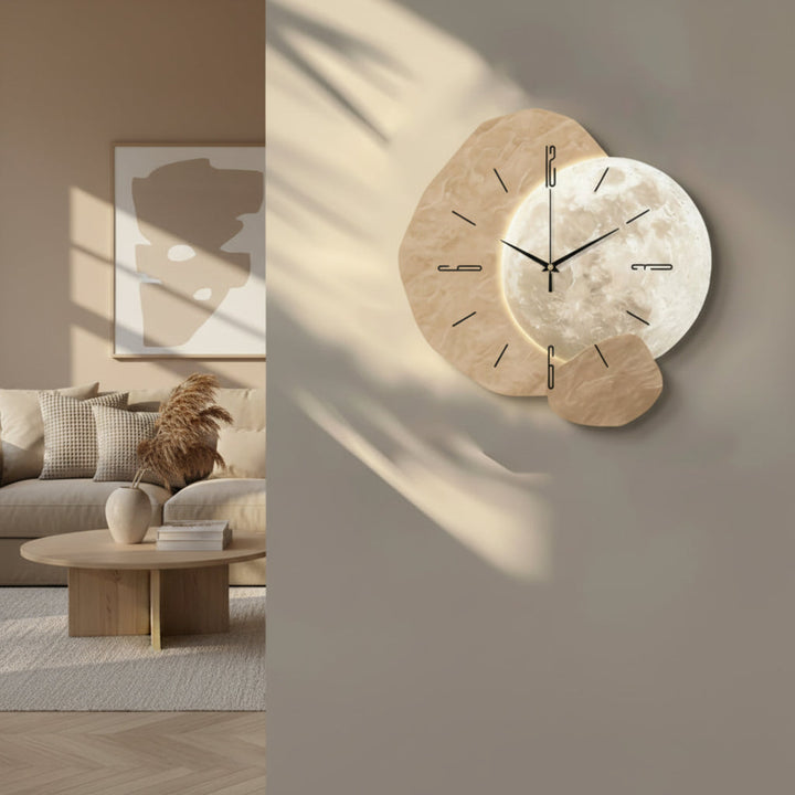 Décoration murale chic : horloge en bois avec détails dorés, design épuré, idéal pour un intérieur moderne ou cadeau.