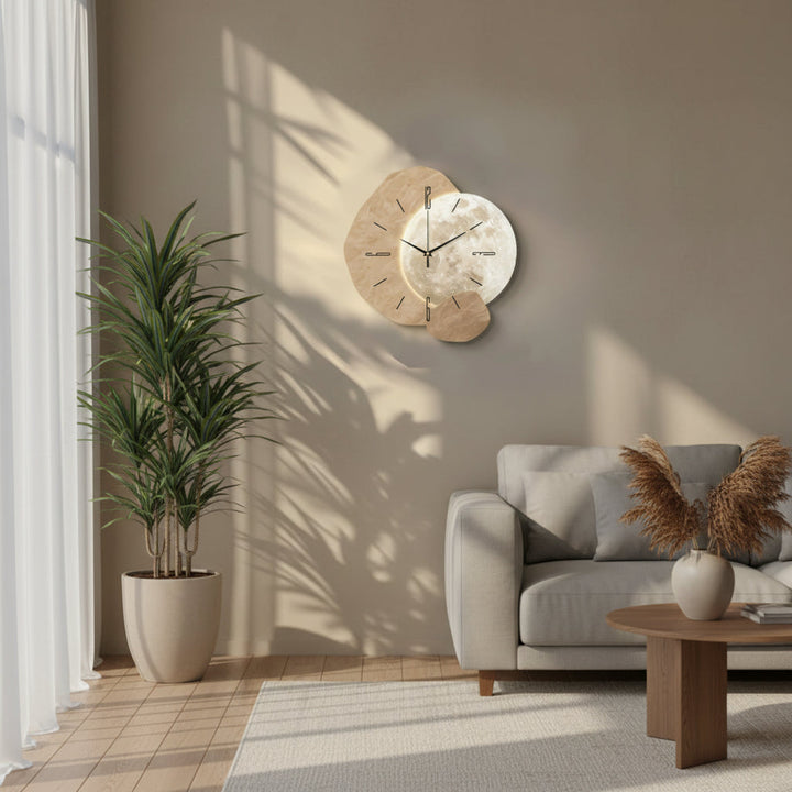 Élégante horloge murale silencieuse en bois naturel, design contemporain, accents dorés pour décoration salon/bureau.