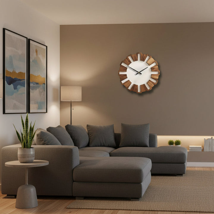 Horloge murale ronde en bois, design élégant et mécanisme silencieux pour salon moderne ou chambre cosy.