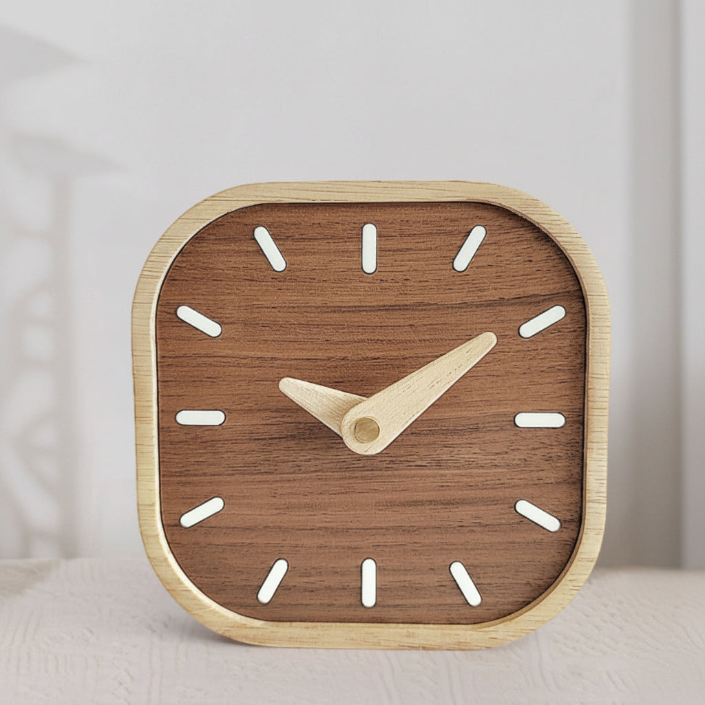 Horloge murale silencieuse carrée en bois artisanal, pièce unique. Idéale pour salon ou chambre, touche naturelle.
