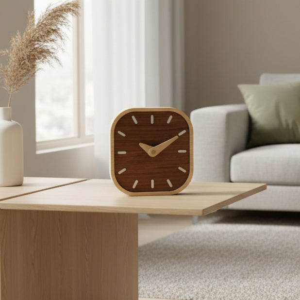 Horloge murale carrée en bois fait main, design moderne et silencieux. Parfaite pour salon ou chambre.
