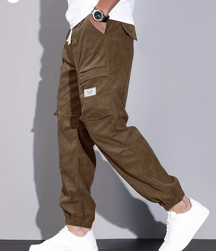 Pantalon homme coupe droite, confortable et stylé, essentiel pour une garde-robe masculine d'hiver.