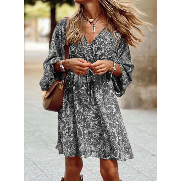 Femme portant une robe longue bohème fluide à manches légères, parfaite pour un look estival élégant et confortable.