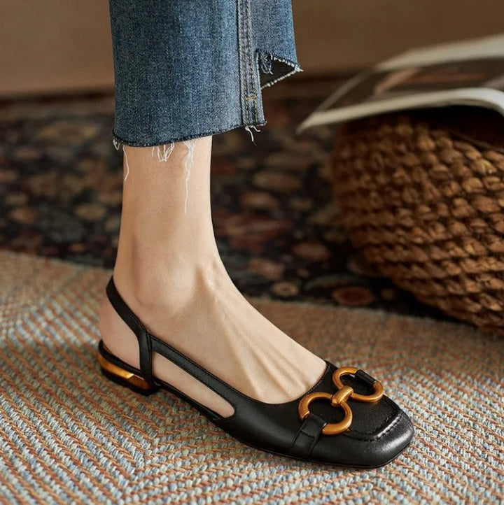 Détail des lanières ajustables des sandales orthopédiques Cecilia, assurant un ajustement parfait et durable.