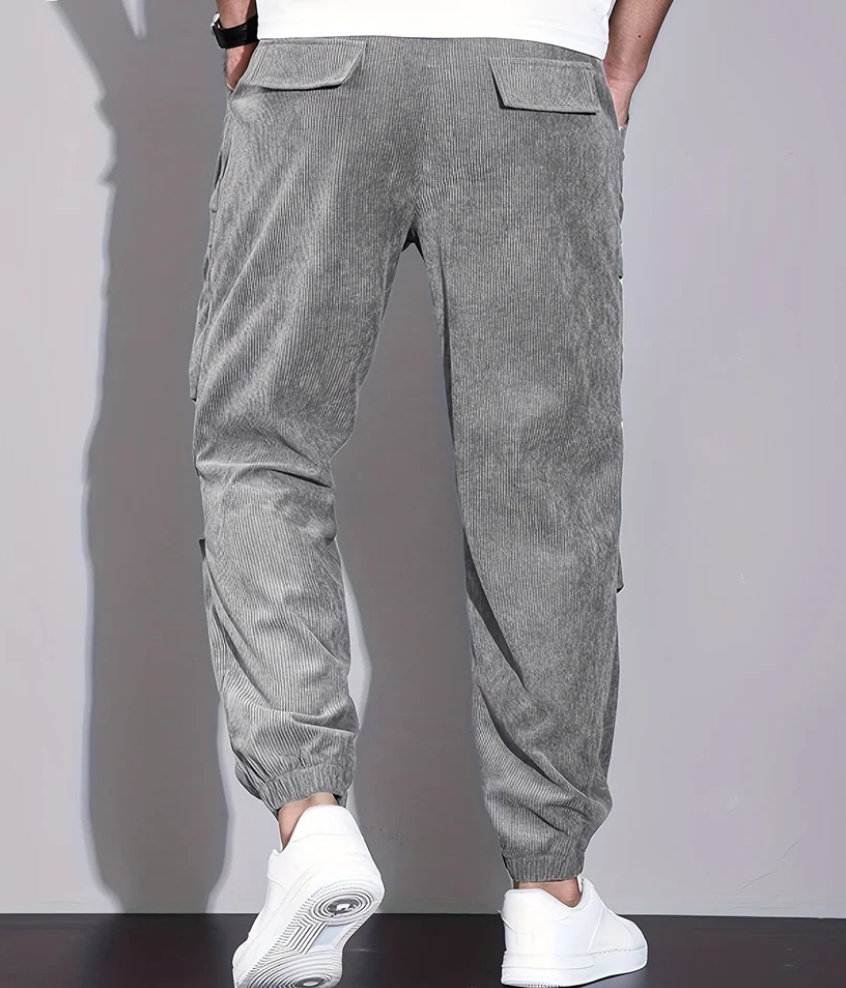 Détail du pantalon homme confortable avec taille élastique et poches, parfait pour l'hiver et le style.