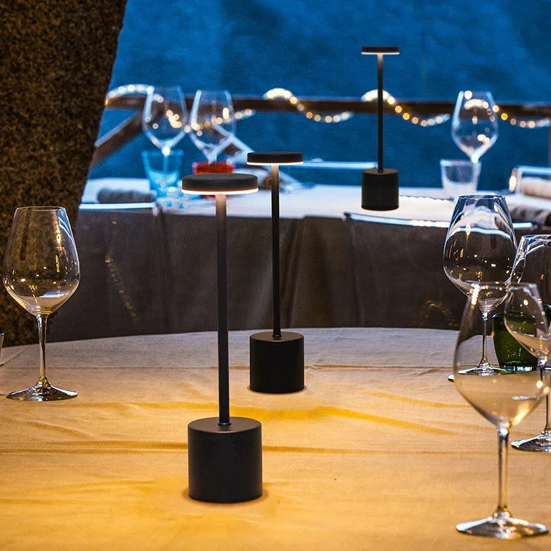 Lampe LED sans fil moderne, réglable, tactile, pour salon ou extérieur, créant une ambiance douce.