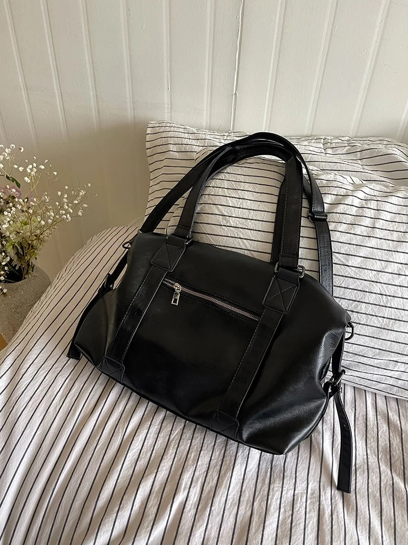 Sac femme crème en similicuir, cabas avec bandoulière, intérieur bien organisé pour affaires quotidiennes.