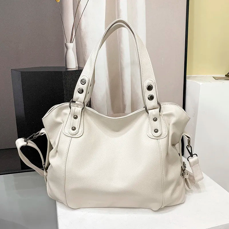 Sac de cours spacieux pour femme en similicuir, parfait pour transporter documents et affaires.