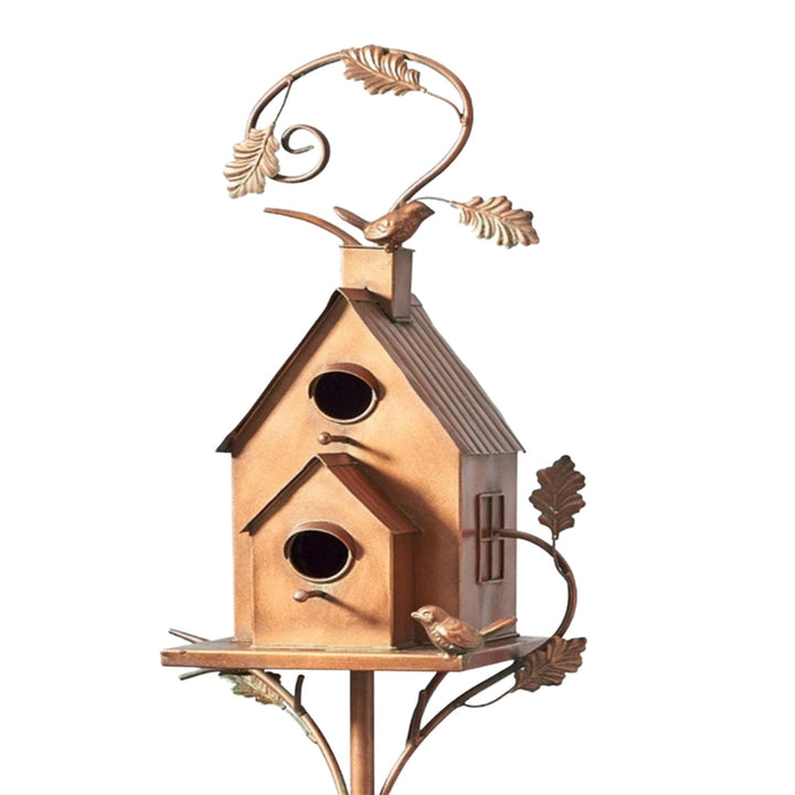 Charmante maison d'oiseaux décorative en bois, parfaite pour le jardin. Aménagement extérieur avec un design naturel.