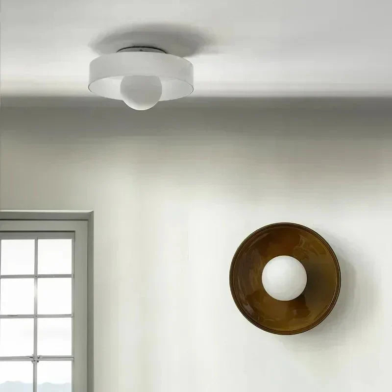 Plafonnier design nordique en verre Glassglow. Éclairage moderne et minimaliste parfait pour cuisine ou salon.