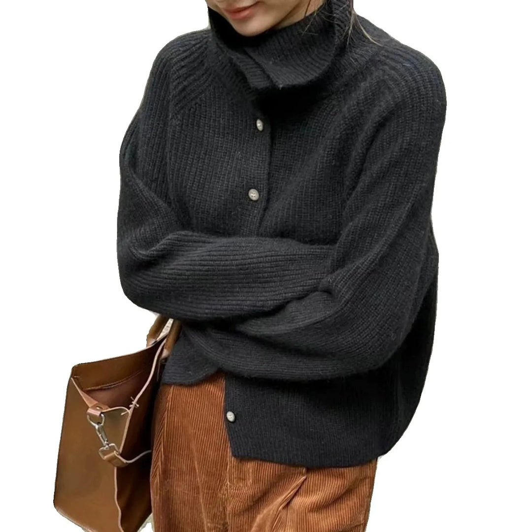Tricot femme chic: pull col roulé avec boutons décoratifs. Parfait pour un look hivernal raffiné.