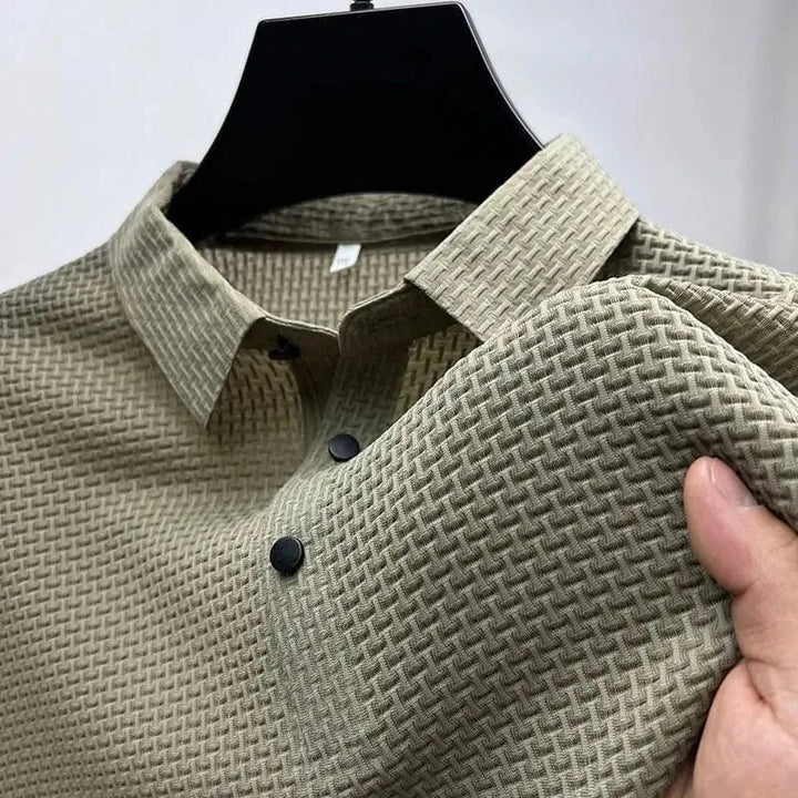 Polo homme élégant, idéal pour l'été. Tenue décontractée chic, légère et respirante.