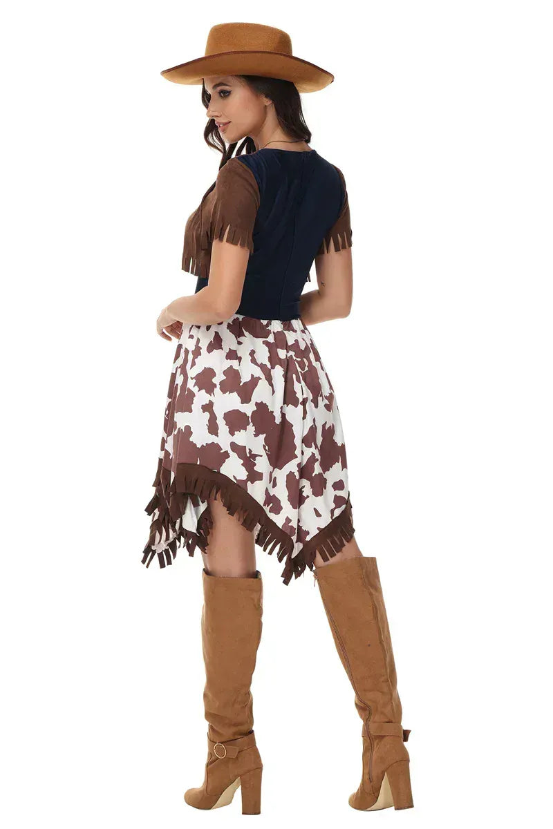 Déguisement complet cowgirl femme avec robe western à franges, motif vache, idéal pour le carnaval.