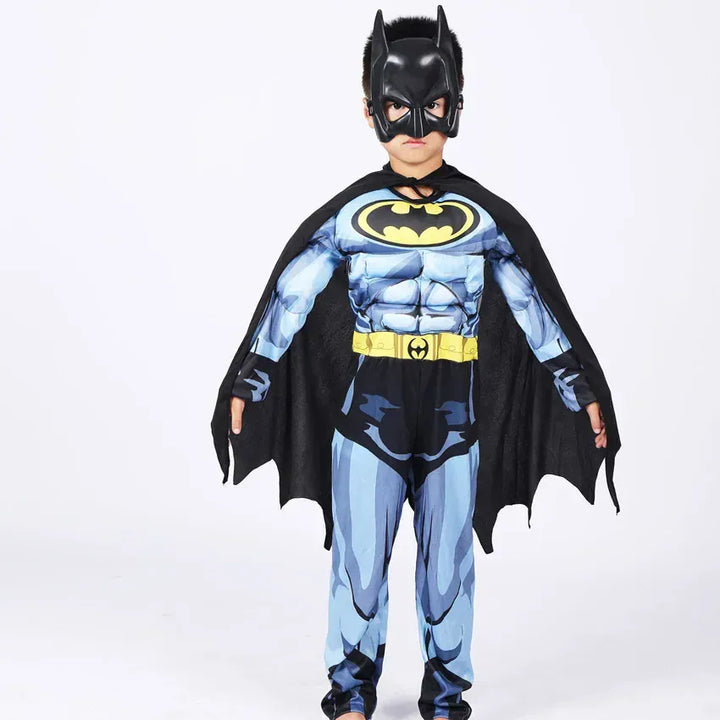 Gros plan du masque Batman à oreilles pointues et de la cape flottante d'un déguisement enfant, tissu résistant.