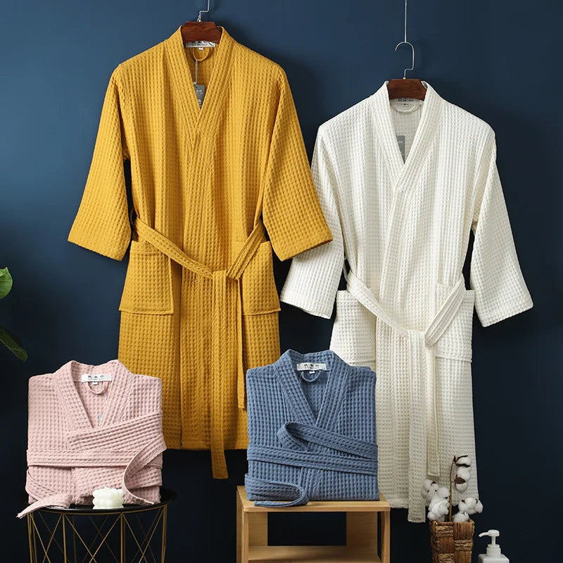 Peignoir de luxe en coton pour femme, synonyme de confort douillet et de moments de relaxation.