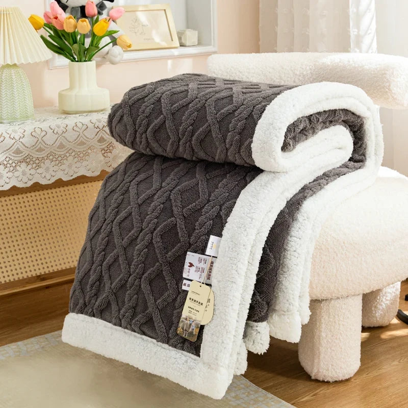 Plaid sherpa double face, moelleux et chaud, parfait pour les soirées cocooning et la décoration maison.