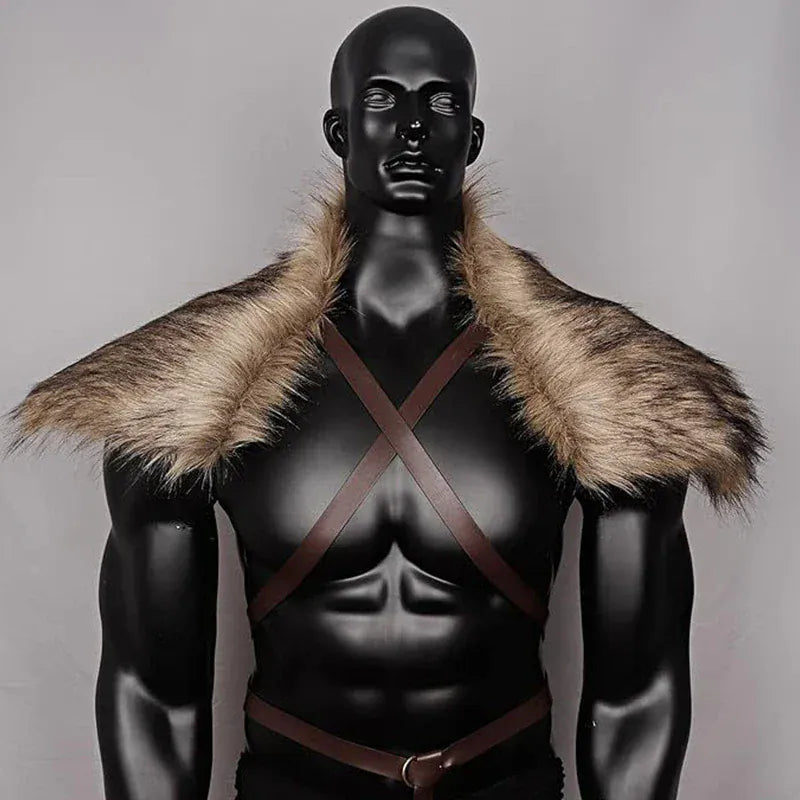 Cape viking homme en fausse fourrure, sangle en cuir. Idéal pour cosplay, fête médiévale, déguisement guerrier nordique.