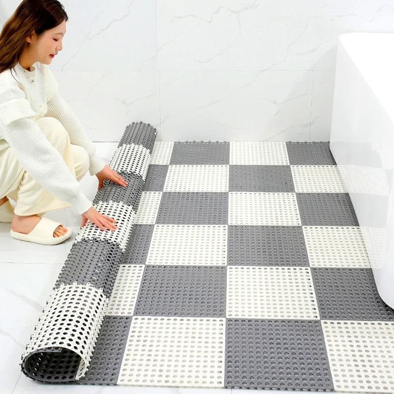 Tapis de douche antidérapant en caoutchouc, coloris gris, garantit stabilité et hygiène. Idéal pour salle de bain.