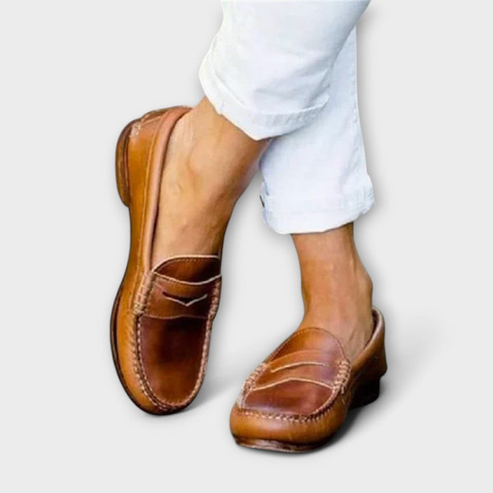 Détail des mocassins Eline pour femmes. Chaussures classiques à enfiler, symbole d'élégance intemporelle et de confort raffiné.