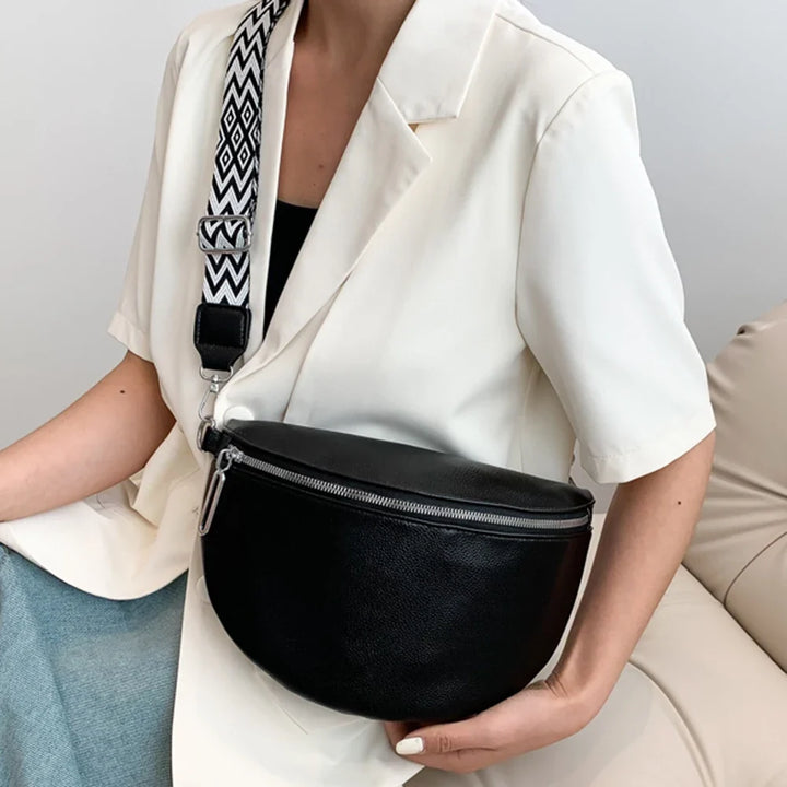 Élégant sac banane femme grand format en similicuir noir, parfait pour la mode et l'organisation pratique.