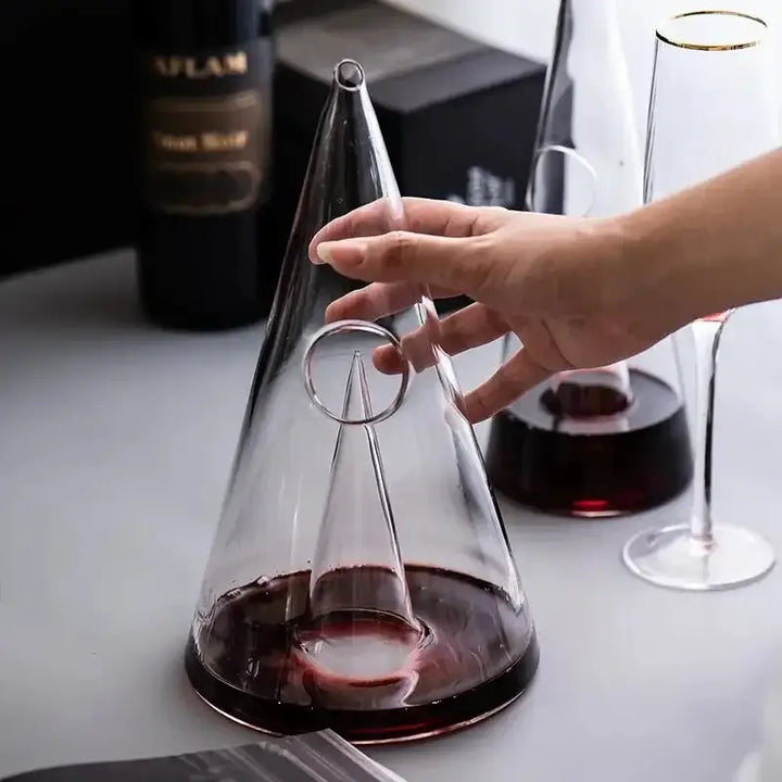 Carafe à vin en verre pyramide, décanteur rapide et aérateur pour une dégustation optimale.