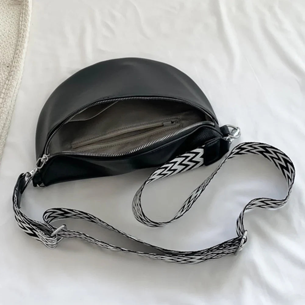 Sac banane femme noir à bandoulière, grand format, accessoire de mode élégant et pratique au quotidien.