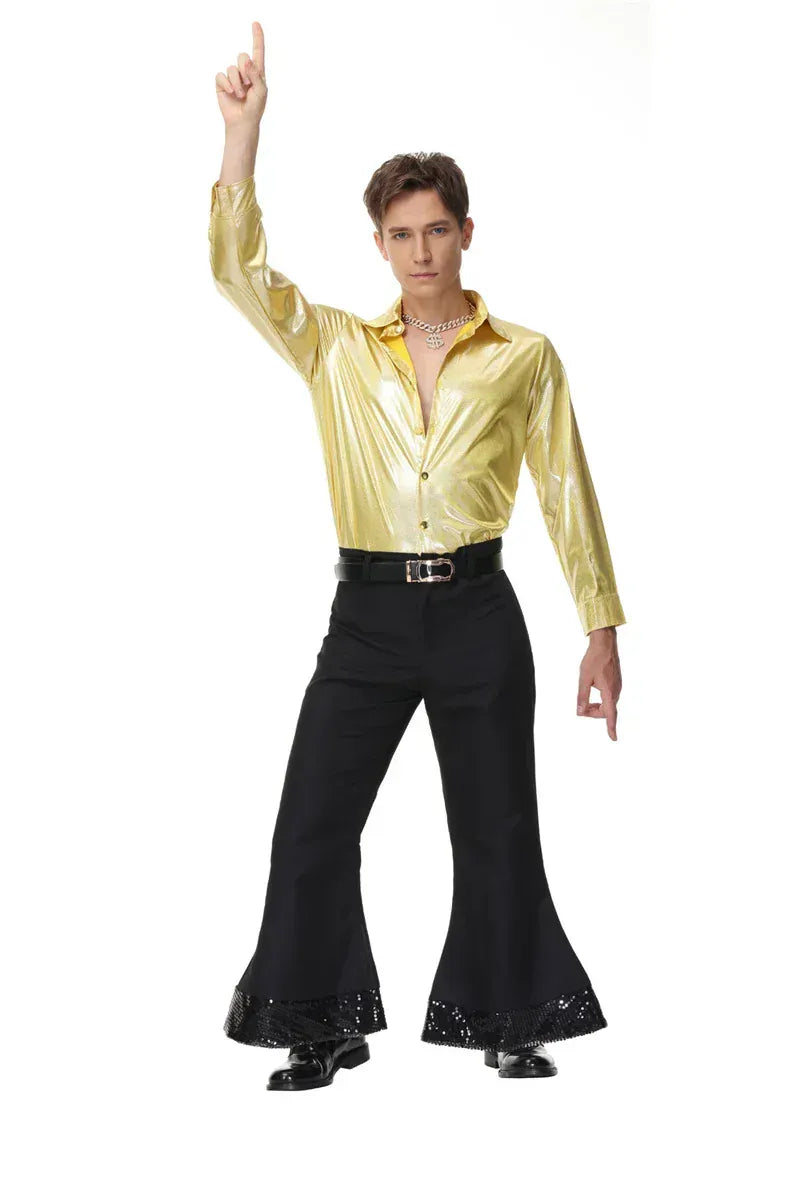 Couple homme et femme en déguisements années 80 disco assortis. Prêts pour soirée à thème, fête vintage ou carnaval.