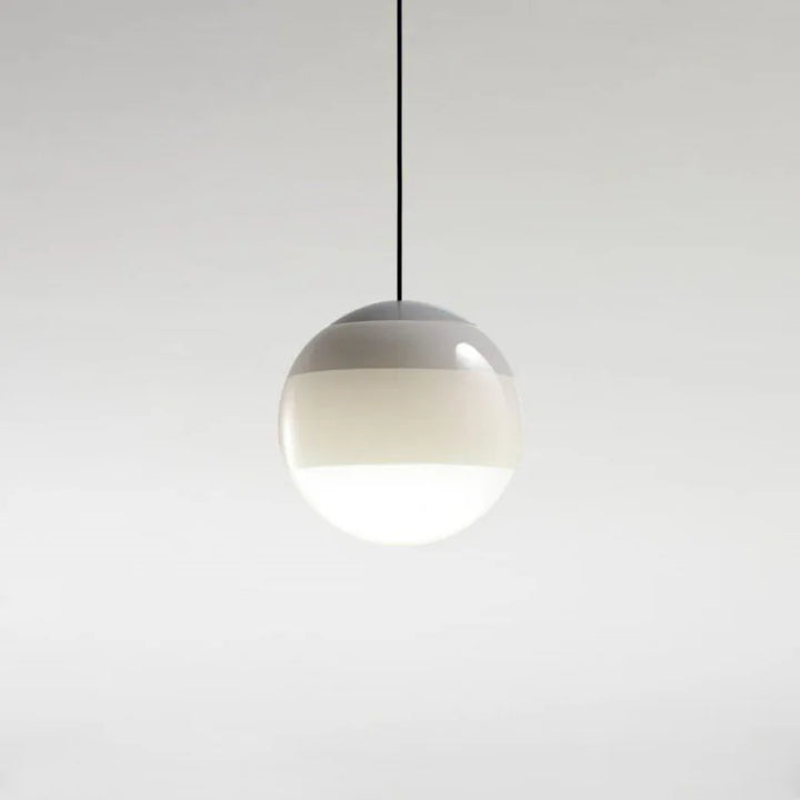 Dôme lumineux suspendu en verre dégradé LED, un élément de design moderne pour votre espace.