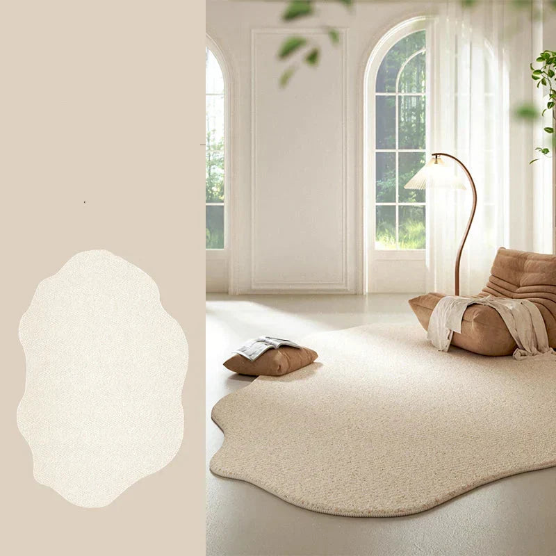 Tapis ultra-doux Matta I en forme organique, parfait pour un salon cosy ou une chambre confortable.