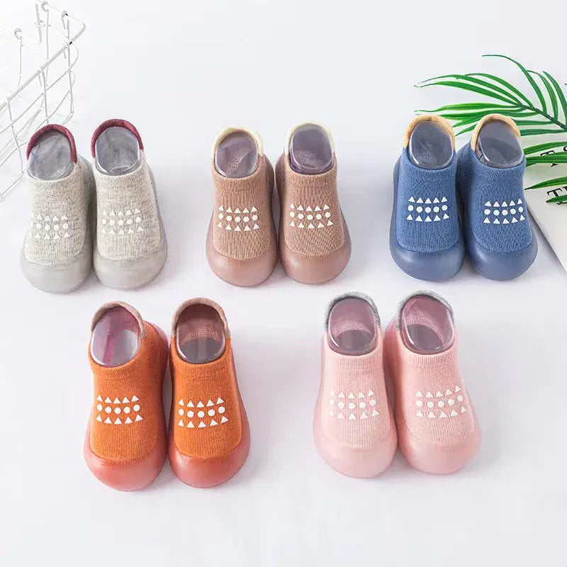 Chaussures chaussettes bébé d'été, légères et respirantes. Idéales pour les premiers pas avec leur semelle antidérapante.