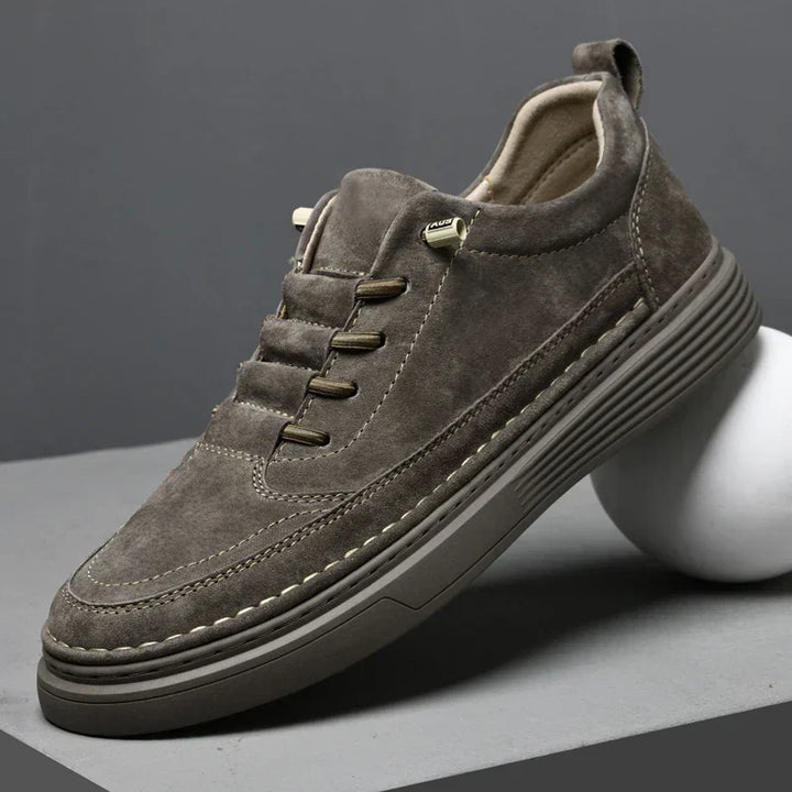 Vue de face des chaussures urbaines pour hommes, design épuré et maintien parfait du pied.