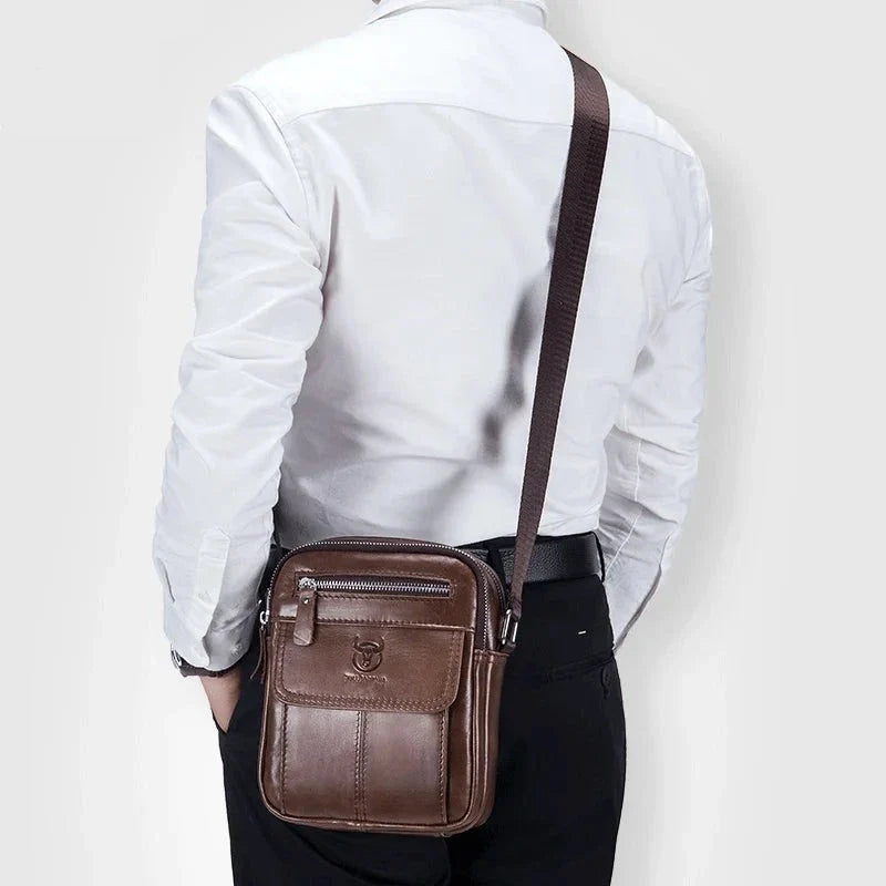 Sacoche bandoulière homme pratique en cuir synthétique marron, avec multiples compartiments organisés.