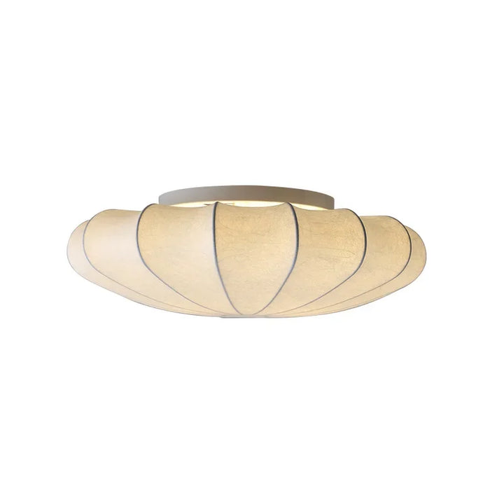 Détail d'un lustre plafonnier en soie ivoire, texture douce, design scandinave épuré pour maison moderne.