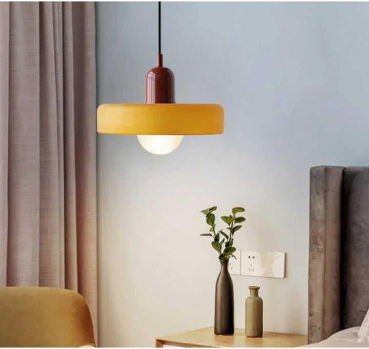 Suspension moderne CelestiGlass en verre et fer, design scandinave pour intérieur élégant.