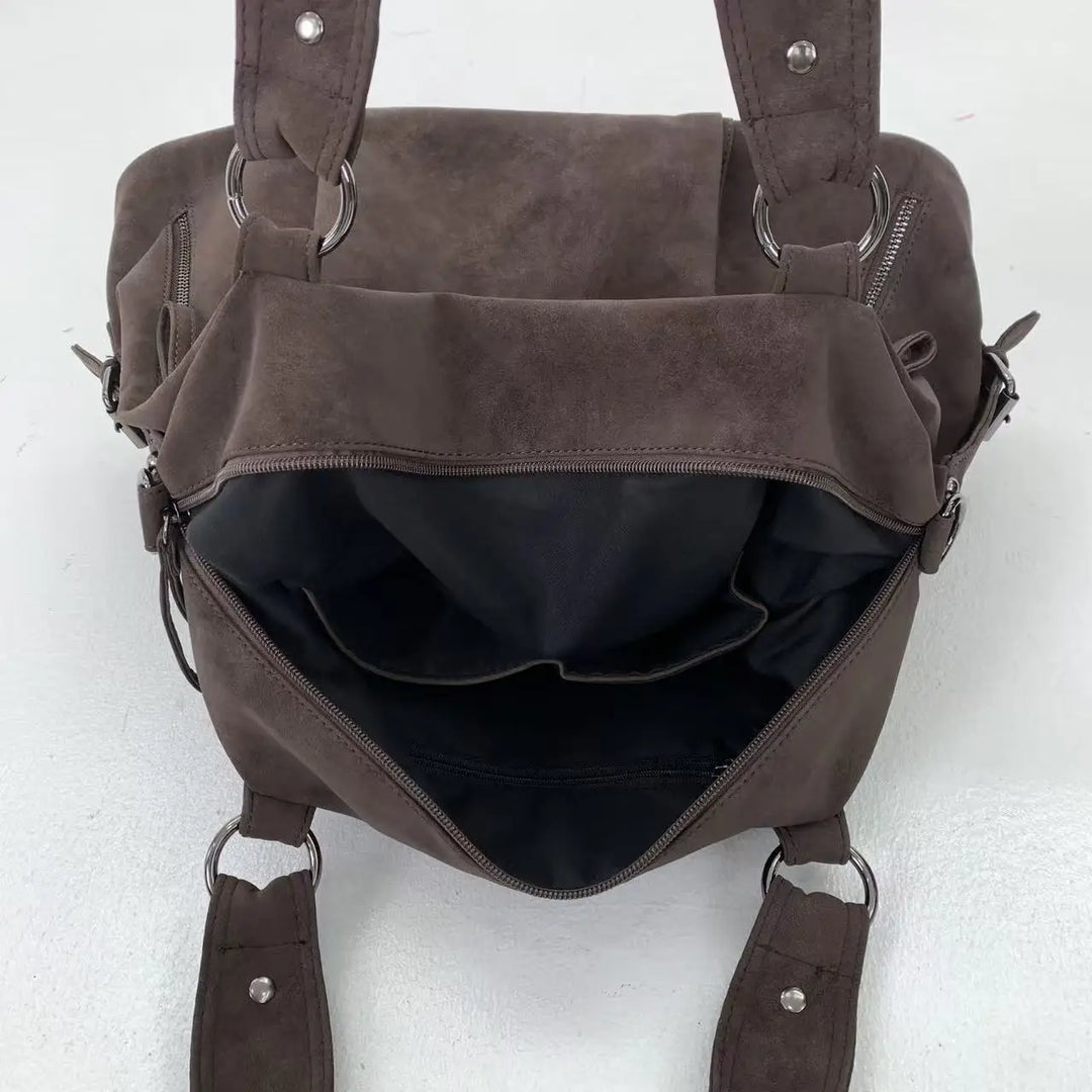 Sac femme marron en suédine douce, design cabas élégant et polyvalent pour un usage quotidien ou professionnel.