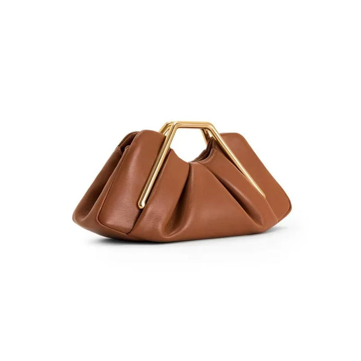 Pochette La Courbe élégante tenue à la main, sac femme luxe design origami, cuir/microfibre pour soirée.