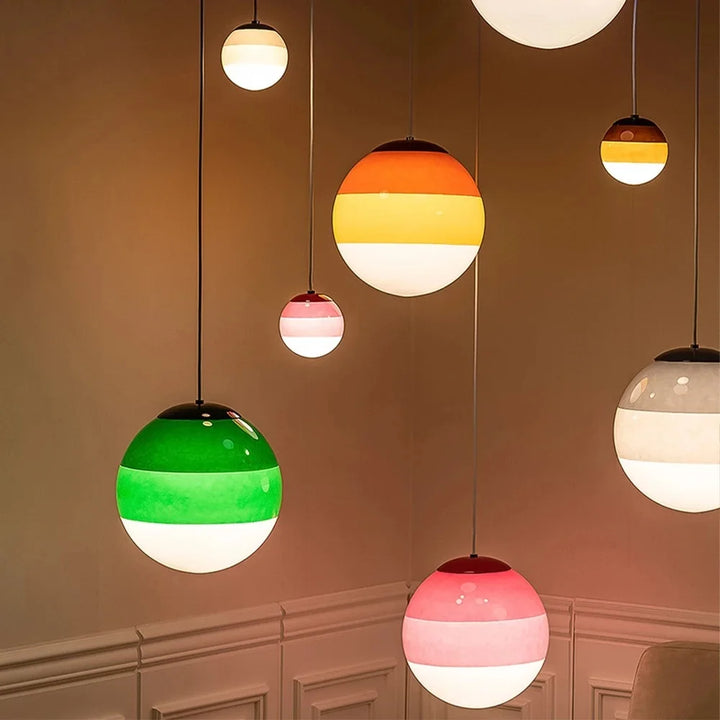 Lampe suspendue LED dôme verre dégradé, idéale pour ambiance chaleureuse restaurant ou café moderne.