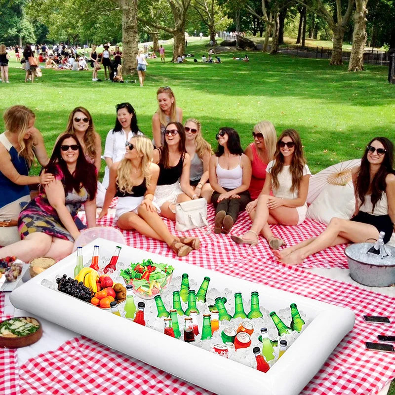 Plateau de service flottant gonflable avec espace pour glace et boissons, parfait pour se détendre à la piscine.