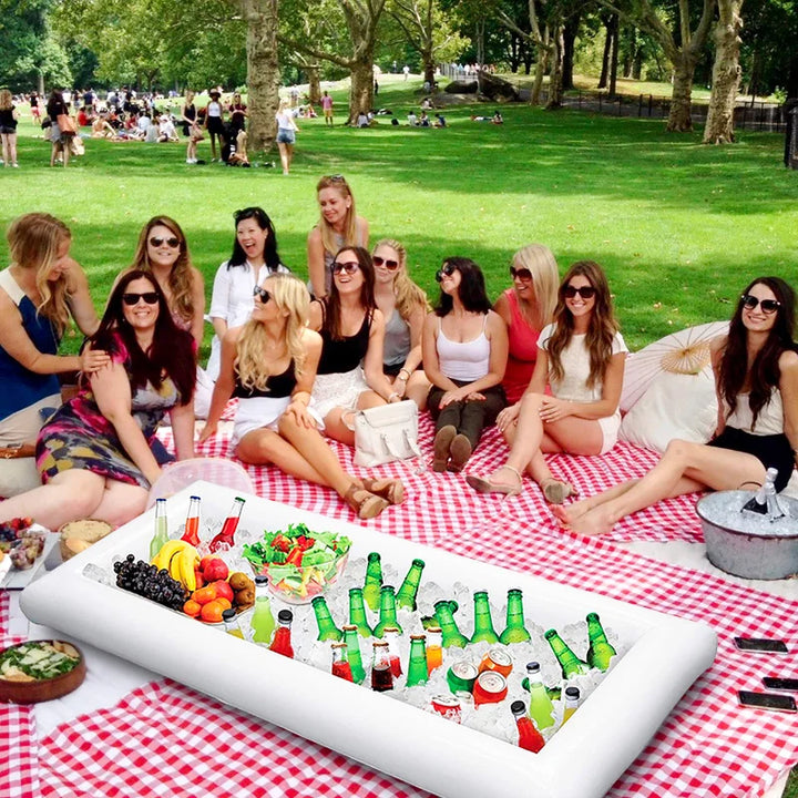 Plateau de service flottant gonflable avec espace pour glace et boissons, parfait pour se détendre à la piscine.