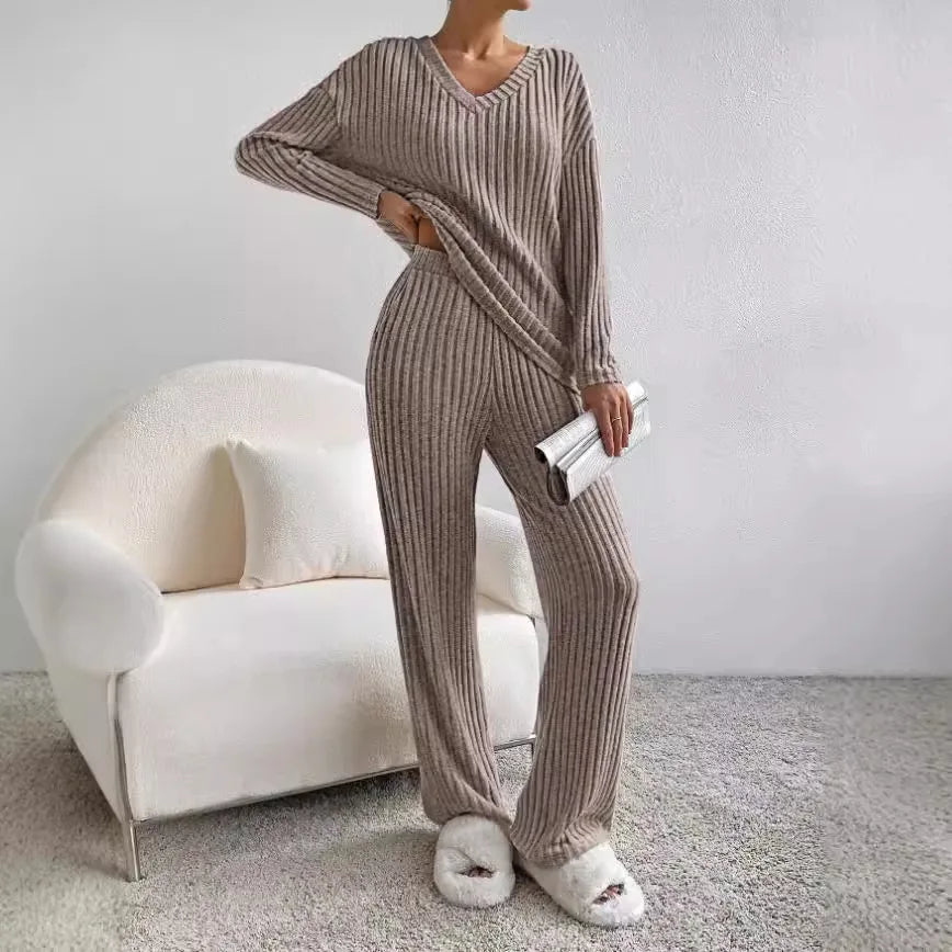 Élégant ensemble femme en maille douce. Pull col V et pantalon, parfait pour le loungewear chic.